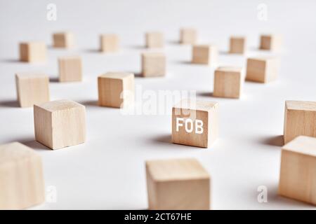 Das Wort FOB (frei an Bord) auf Holzwürfeln. Logistikdistribution, Lager- oder Lieferindustrie oder Geschäftskonzept. Stockfoto