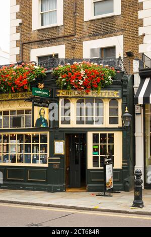 London West End Knightsbridge Street scene Chelsea Potter Greene King gastro Pub 1842 Zeichen Bar Restaurant Fenster Box Blumen Rot weiß rosa Stockfoto