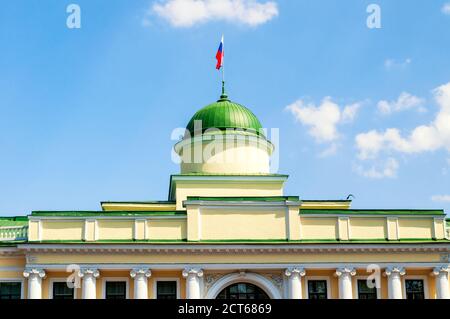 Sankt Petersburg, Russland. Leningrad Landgericht Gebäude am Fluss Fontanka in Sankt Petersburg, Russland - Nahaufnahme Fassade mit russischer Flagge Stockfoto