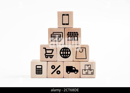 Online-Shopping oder E-Commerce-Konzept mit Online-Business-Icons auf Holzwürfel vor weißem Hintergrund Stockfoto
