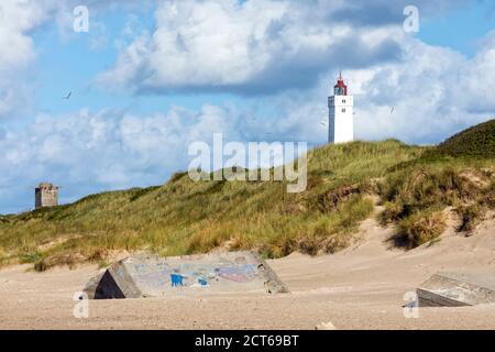 Überreste von Bunkern der Atlantikmauer am Strand und in den Dünen um den Leuchtturm Blåvand, Jütland, Dänemark Stockfoto