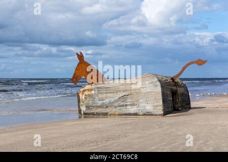 Blavand, Dänemark - Auguat 27, 2020: Bunker des Zweiten Weltkriegs am Nordseestrand, der 1995 von dem Künstler Bill Woodrow zu einem Maultier oder Pferd umgebaut wurde Stockfoto