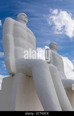 Esbjerg, Dänemark - 27. August 2020: Ausschnitt des kolossalen Skults „Men at Sea“ von Svend Wiig Hansen am Ufer nahe des Hafens der Stadt. Dänische nam Stockfoto