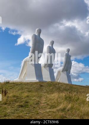 Esbjerg, Dänemark - 27. August 2020: Rückansicht des kolossalen Scultpures „Men at Sea“ von Svend Wiig Hansen am Ufer nahe dem Hafen der Stadt. Dänisch Stockfoto