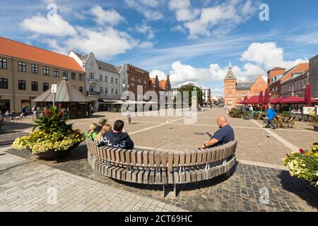 Esbjerg, Dänemark - 27. August 2020: Torvet, der Hauptplatz der Stadt mit der Statue von König Christian IX. In der Mitte. Stockfoto