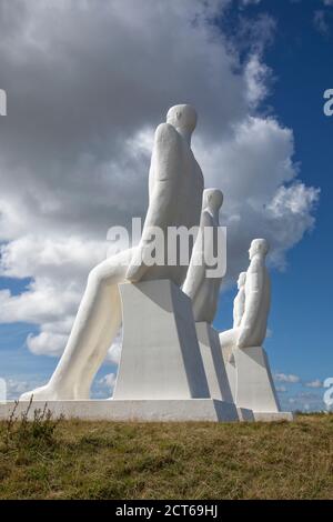 Esbjerg, Dänemark - 27. August 2020: Der kolossale Scultpure „Men at Sea“ von Svend Wiig Hansen am Ufer nahe dem Hafen der Stadt. Dänischer Name des Stockfoto