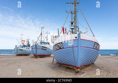 Fischerboote fuhren zum Thorup Strand in Jammerbugt Bay an Die dänische Nordseeküste Stockfoto