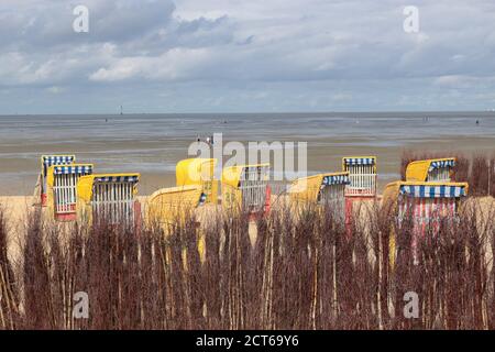 Liegen am Sandstrand an der Nordsee. Blick auf das wattenmeer. Cuxhaven, Norddeutschland, Europa. Stockfoto
