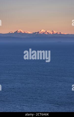 Cordillera Real Mountain Range Sonnenuntergang (Bolivien) von der Insel Amantani auf dem Titicacasee (Peru), Südamerika Stockfoto