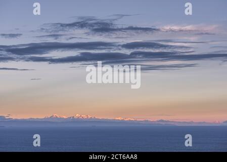 Cordillera Real Mountain Range Sonnenuntergang (Bolivien) von der Insel Amantani auf dem Titicacasee (Peru), Südamerika Stockfoto