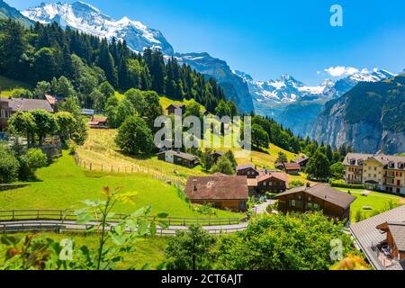 Wunderbares Bergautofreies Dorf Wengen, Berner Oberland, Schweiz. Die Jungfrau ist im Hintergrund zu sehen Stockfoto