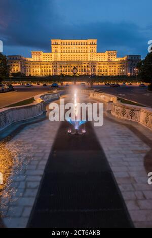 Palast des Parlaments in der Nacht, Bukarest, Muntenia Region, Rumänien Stockfoto