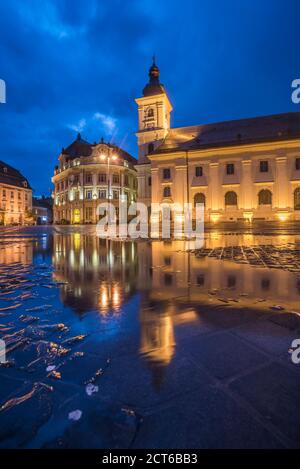 Piata Mare (großer Platz) in der Nacht, mit Sibiu Rathaus links und Sibiu barocke Jesuitenkirche rechts, Siebenbürgen, Rumänien Stockfoto