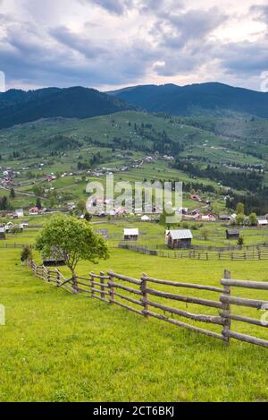 Bukowina (Bukowina) Landschaft bei Sonnenuntergang, Paltinu, Rumänien Stockfoto