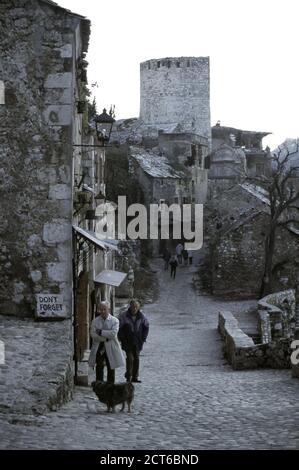 10. Dezember 1995 während des Krieges in Bosnien: Der Blick entlang der Kujundžiluk Straße auf die Stari Most (Alte Brücke) in Mostar. Stockfoto