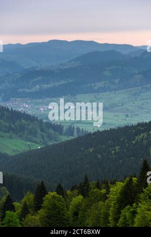 Rumänische Landschaft bei Sonnenaufgang in der Bukowina (Bukowina), Paltinu, Rumänien Stockfoto