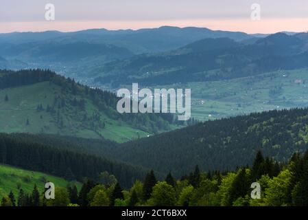 Bukowina (Bukowina) Landschaft bei Sonnenaufgang, Paltinu, Rumänien Stockfoto