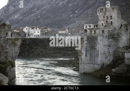 10. Dezember 1995 während des Krieges in Bosnien: Die Menschen überqueren eine Seilbrücke, die die zerstörte Stari Most (Alte Brücke) ersetzt, über den Fluss Neretva in Mostar. Stockfoto