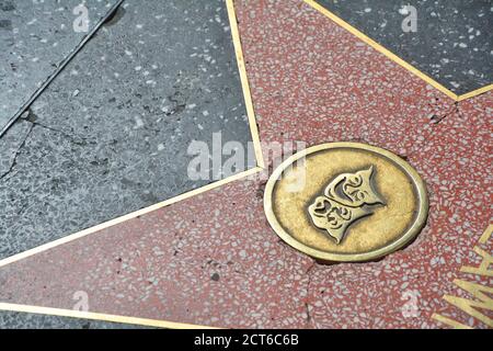 LOS ANGELES, CA, USA - 27. MÄRZ 2018 : die Hollywood Walk of Fame Stars in Los Angeles. Theater- oder Live-Darbietung mit Comedy und Tragödie Stockfoto