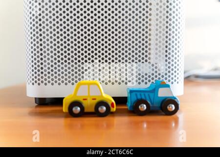 Ich hatte zwei Vorstellungen, die saubere Luft zu genießen, während ich in einem Auto fuhr und einem Auto, das saubere Luft atmete. Stockfoto