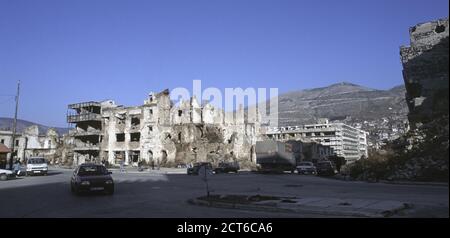 10. Dezember 1995 während des Krieges in Bosnien: Zerstörte Gebäude an der Kreuzung von Mostarskog bataljona und Adema Buca in Mostar. Stockfoto