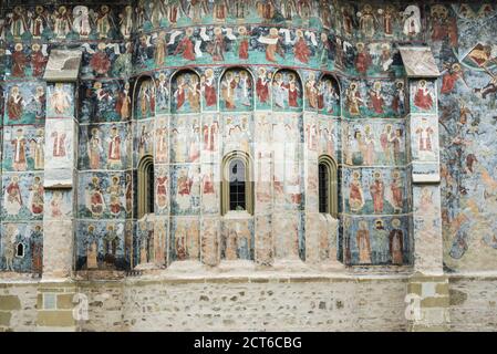 Gemalte Wandmalereien im Kloster Sucevita, einer gotischen Kirche, die in der UNESCO-Liste "gemalte Kirchen Nordmoldawiens", Bukowina, Rumänien, aufgeführt ist Stockfoto