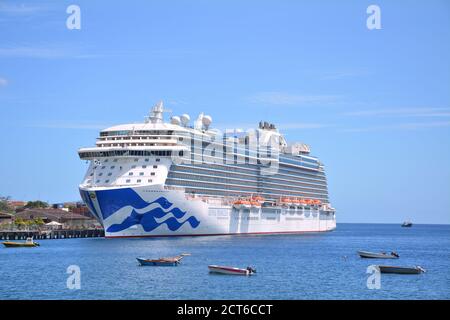 DOMINICA, KARIBIK - 24. MÄRZ 2017 : Royal Princess Schiff dockte in Roseau Hafen, Dominica Insel. Stockfoto