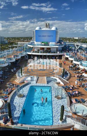 FORT LAUDERDALE, USA - 20. MÄRZ 2017 : Royal Princess Schiff fährt weg von Port Everglades in Fort Lauderdale. Segeln Sie weg Party auf offenem Deck in Pool A Stockfoto