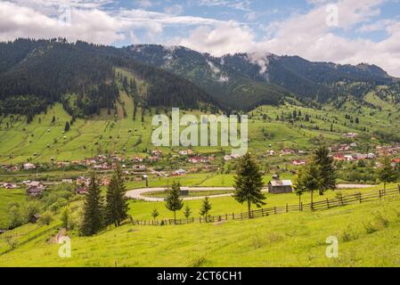 Hügelige, ländliche Landschaft der Bukowina Region, in Sadova, Rumänien Stockfoto