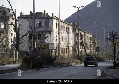 10. Dezember 1995 während des Krieges in Bosnien: Zerstörte Gebäude entlang der Straße Adema Buca in Mostar. Stockfoto