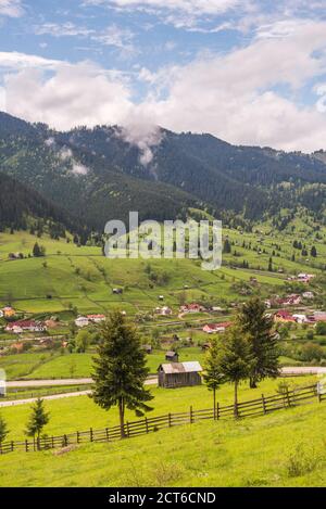 Ländliche Landschaft der Bukowina Region, Sadova, Rumänien Stockfoto