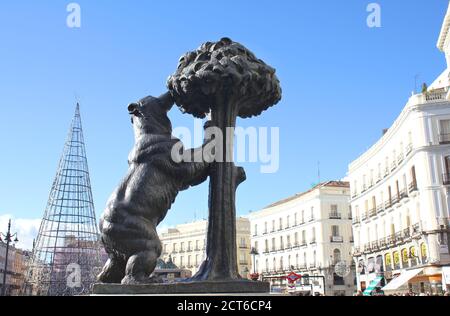 MADRID, SPANIEN - 03. DEZEMBER 2012: Bärenstatue und Erdbeerbaum (madrono) auf dem Platz Puerta del Sol in Madrid, Spanien. Stockfoto