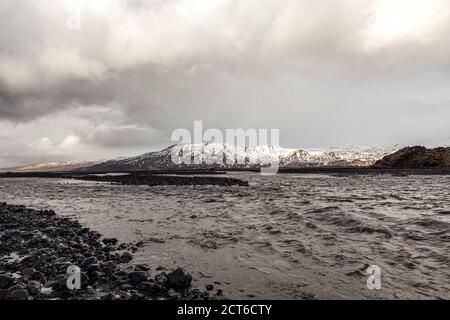 Fluss im Thórsmörk Tal an einem bewölkten Tag in Island Stockfoto