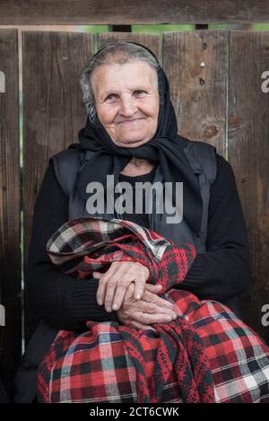 Porträt einer Einheimischen, die in einem Dorf in Maramures, Rumänien, sprechen Stockfoto