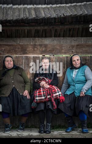 Porträt einer Einheimischen, die in einem Dorf in Maramures, Rumänien, sprechen Stockfoto