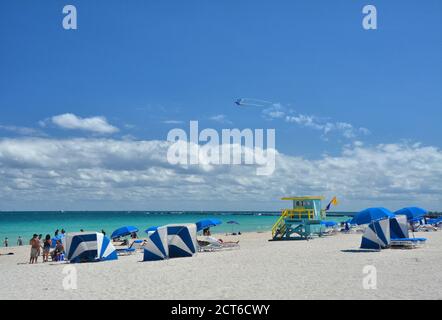 MIAMI BEACH, USA - 18. März 2017 : farbenfroher Rettungsschwimmer-Turm in South Beach, Miami Beach am Atlantik. Stockfoto