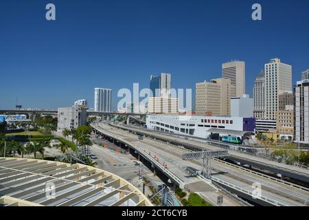 MIAMI, USA - 19. MÄRZ 2017 : Wahrzeichen der Innenstadt von Miami, Blick über die Autobahn. Stockfoto