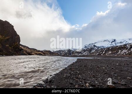 Fluss im Thórsmörk Tal an einem bewölkten Tag in Island Stockfoto