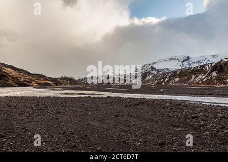 Fluss im Thórsmörk Tal an einem bewölkten Tag in Island Stockfoto
