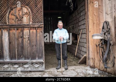 Porträt eines Bauern in Breb (Brebre), Maramures, Rumänien Stockfoto