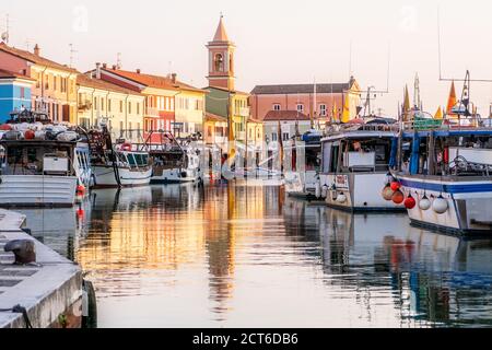 Cesenatico, Emilia Romagna, Italien, Juli 2020: Buntes Fischerboot im Leonardo-Kanalhafen von Cesenatico. Stockfoto