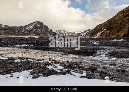 Eis und Fluss im Thórsmörk Tal an einem bewölkten Tag In Island Stockfoto
