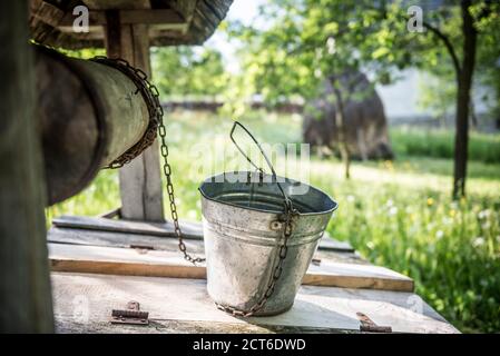 Traditioneller Brunnen in Breb (Brebre), Maramures, Rumänien Stockfoto