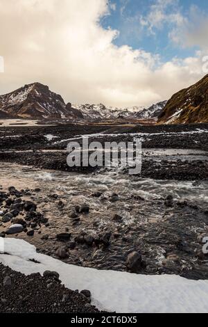 Eis und Fluss im Thórsmörk Tal an einem bewölkten Tag In Island Stockfoto
