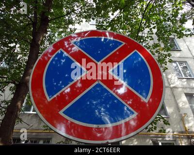 Ein Straßenschild Verbot Parken und Anhalten . Stockfoto