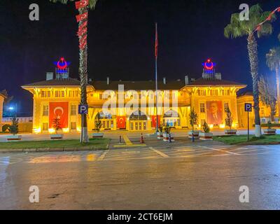 ADANA, TÜRKEI, SEPTEMBER 2020: Außenaufnahme des Bahnhofs Adana, einem Bahnhof in Adana und einem der wichtigsten Eisenbahnknotenpunkte in der Türkei. Stockfoto