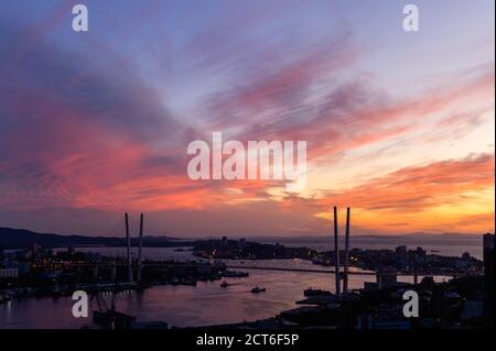 City Skyline im Sonnenuntergang. Stockfoto