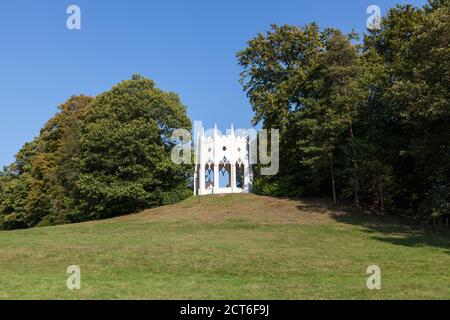 Gotischer Tempel im Painshill Park in Surrey, Großbritannien. Stockfoto