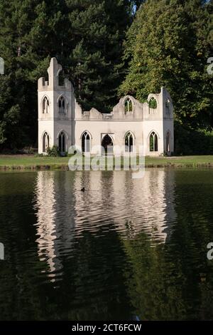 Blick auf die ruinierte Abtei von der anderen Seite des Sees im Painshill Park in Surrey, Großbritannien. Stockfoto