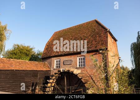 Malerische Mühle aus dem frühen 19. Jahrhundert, gelegen in herrlicher Umgebung am Ufer des Flusses Mole in Cobham, Surrey. Stockfoto